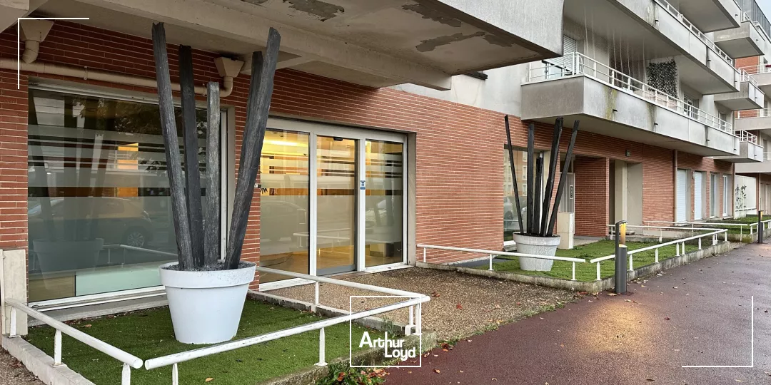 Locaux professionnels pour un usage médical d'environ 200 m2 - A VENDRE et à proximité immédiate de la Clinique de l'ARCHETTE à OLIVET (Sud Loire)
