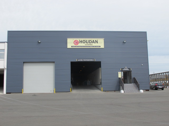 Arthur Loyd installe Houdan Cuisines en location dans la zone industrielle d'Ingré Saint-Jean-de-la-Ruelle